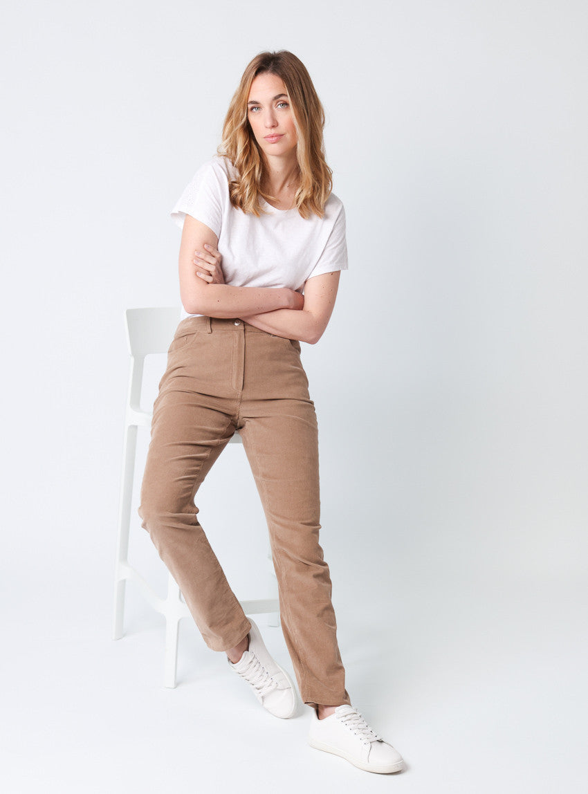 Pantalon femme en velours beige taupe